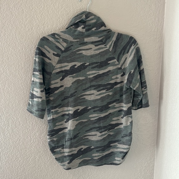 Adorable camp shirt with loose ruched sides - Picture 3 of 4